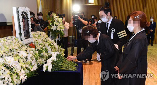 헌화하는 유가족들 [연합뉴스]